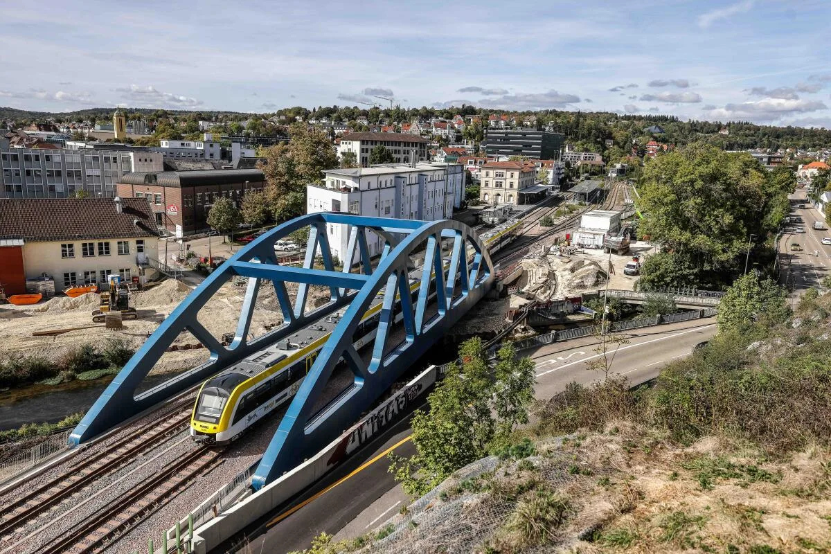 Premiere auf der neuen Bahnbrücke: Am Montag rollten erstmals regulär Züge über das neue Bauwerk in Heidenheim. Premiere auf der neuen Bahnbrücke: Am Montag rollten erstmals regulär Züge über das neue Bauwerk in Heidenheim.