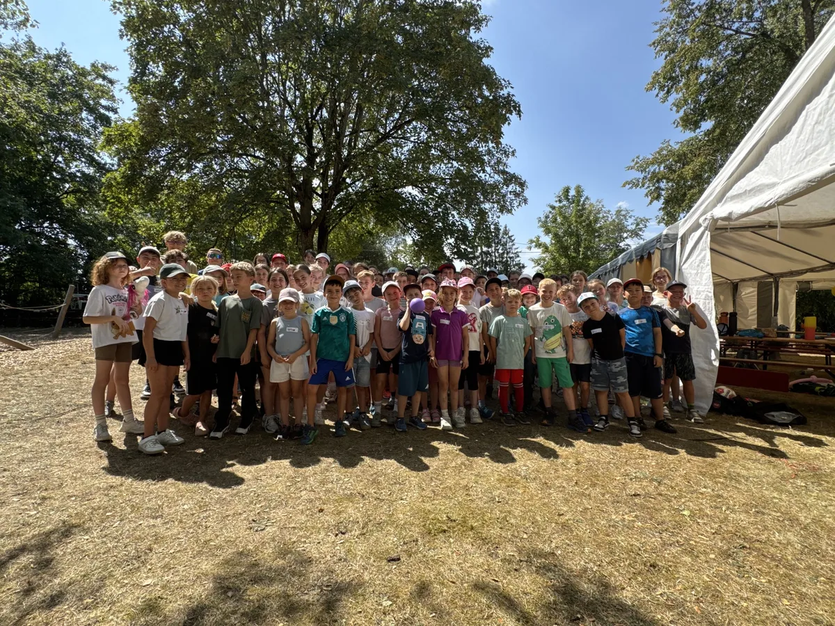 Ein Teil der Kinder und Betreuer der evangelischen Sommerfreizeit im Garten auf dem Bruckersberg.