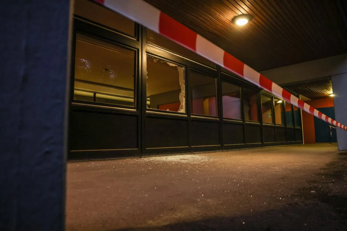 Einbruch in der ASR, in der Nacht zum Dienstag wurde in der Weststadt eingebrochen, Polizei im Einsatz In der Nacht zum Dienstag wurde versucht, in ein Schulgebäude im Heckental einzusteigen.