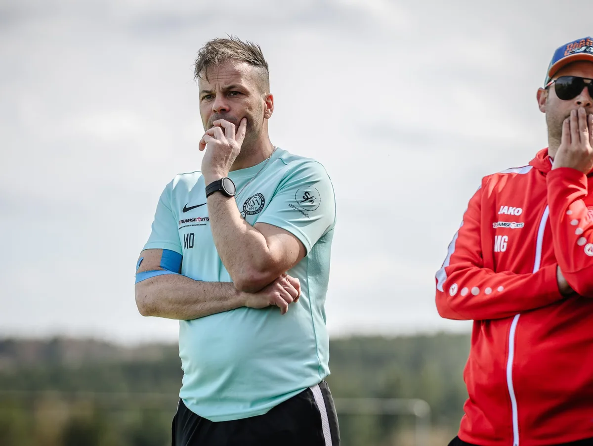 Fußball: SG Heldenfingen/Heuchlingen gegen TSG Nattheim Ernste Miene: Daniel Mack, Trainer der SG Heldenfingen/Heuchlingen (links, hier mit Abteilungsleiter Michael Grüner), steht mit seiner Mannschaft vor einer schwierigen Saison.