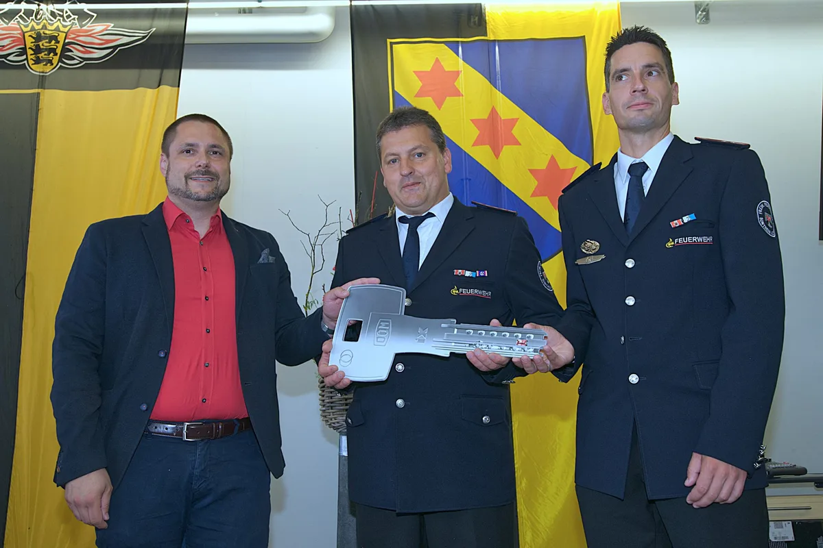 Aus den Händen von Sontheims Bürgermeister Tobias Rief (links) empfingen Kommandant Jochen Schmid und Abteilungskommandant Christian Baumann den symbolischen Schlüssel für das neue Sontheimer Feuerwehrgerätehaus.