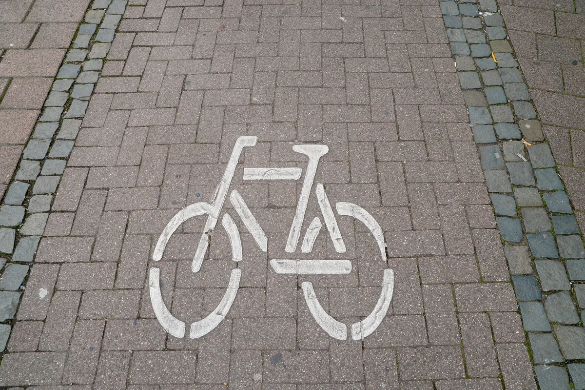 straßenmarkierung radweg Kommunale Daueraufgabe: komfortable und sichere Radwege schaffen.