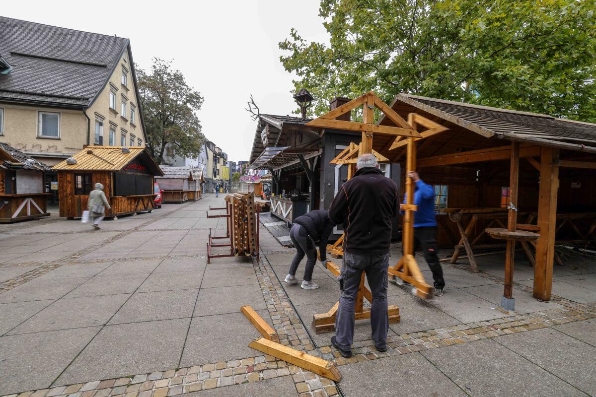 Heidenheims Herbst- und Winterdorf auf dem Eugen-Jaekle-Platz nimmt Gestalt an.