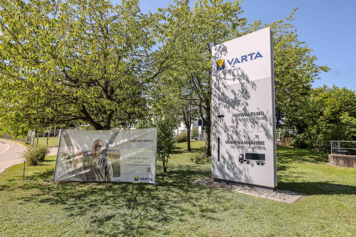 Ein Bild aus dem August 2025: Varta wirbt vor dem Dischinger Standort um neue Mitarbeiter. Heute ist dieses Bild ob der aktuellen Lage eher unvorstellbar.