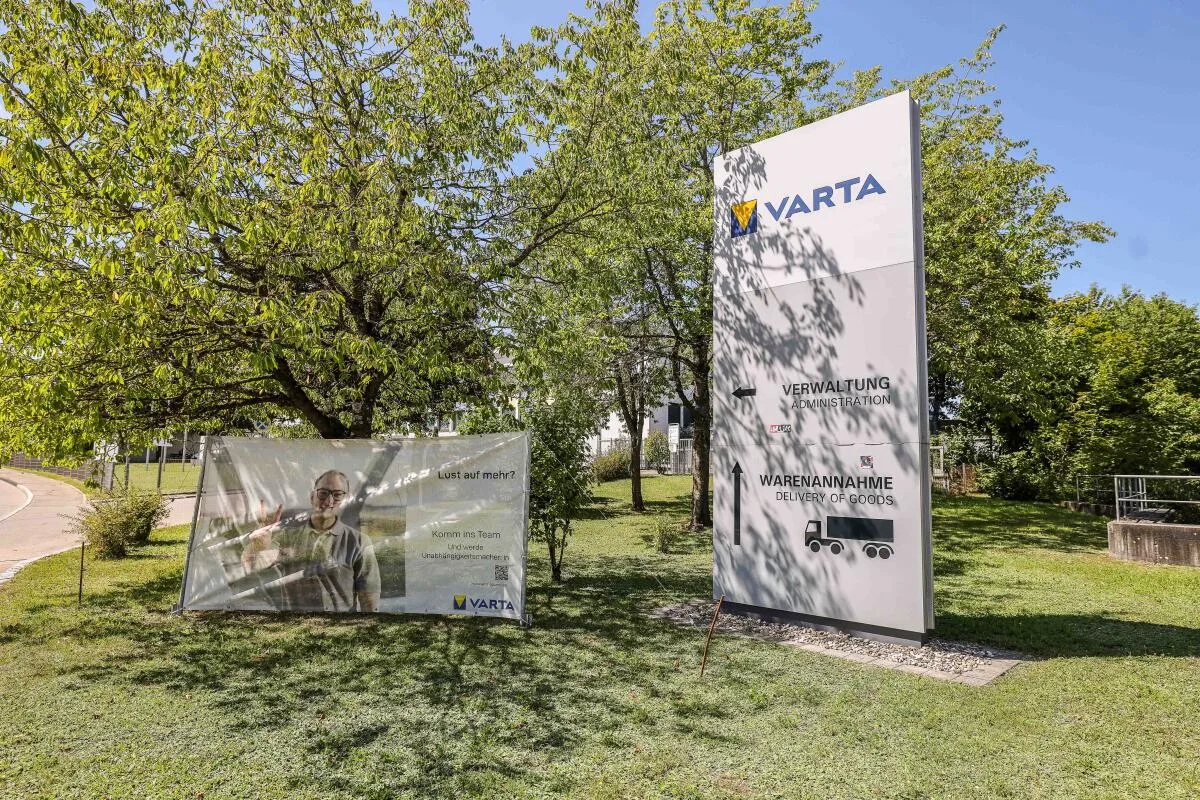 Ein Bild aus dem August 2025: Varta wirbt vor dem Dischinger Standort um neue Mitarbeiter. Heute ist dieses Bild ob der aktuellen Lage eher unvorstellbar.