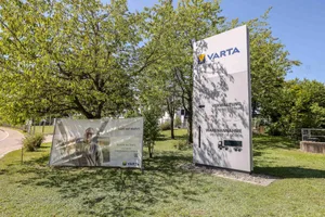 Varta, Dischingen, Ein Bild aus dem August 2025: Varta wirbt vor dem Dischinger Standort um neue Mitarbeiter. Heute ist dieses Bild ob der aktuellen Lage eher unvorstellbar.
