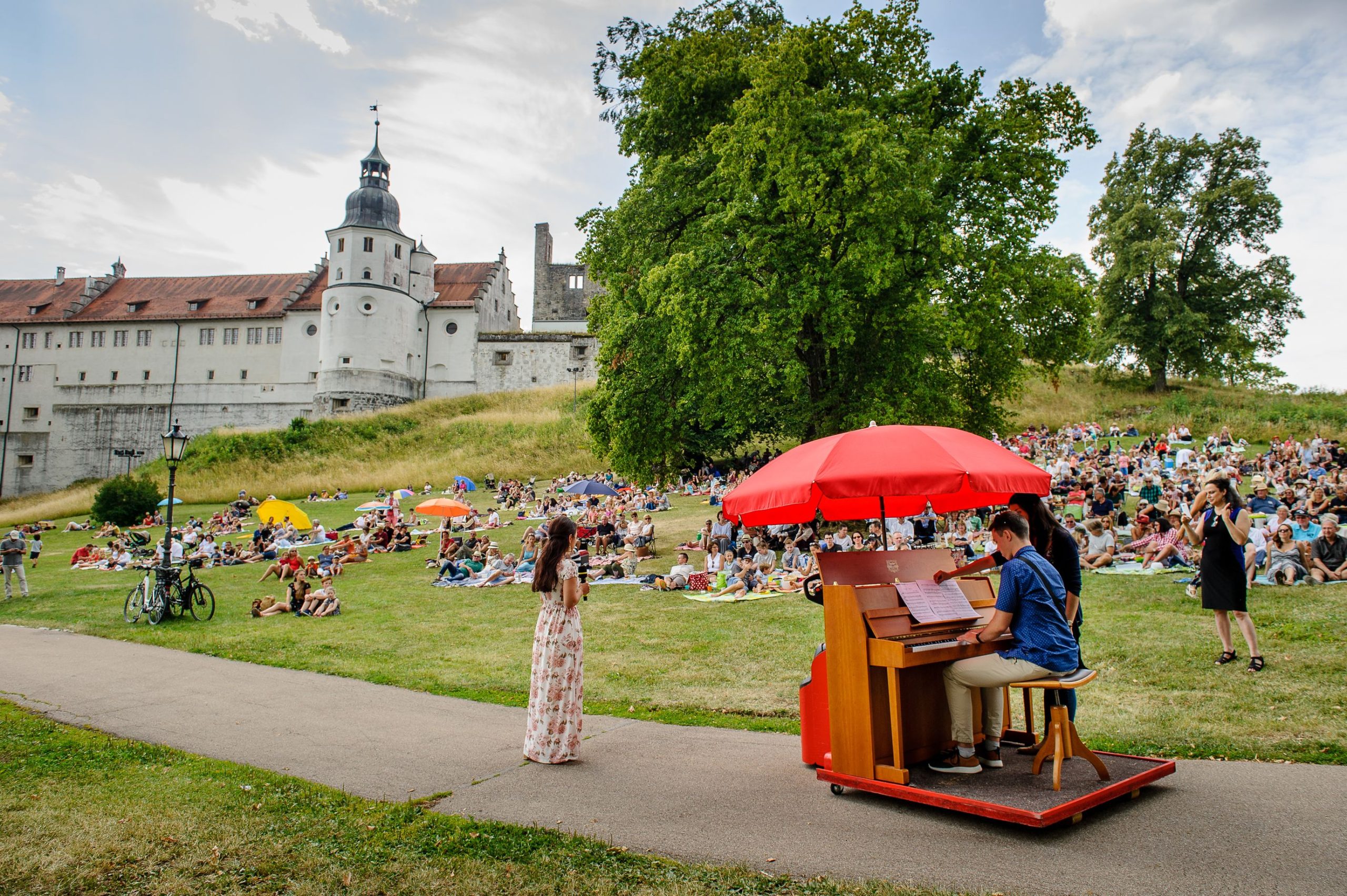 Theater, Musik und Leckereien – das präsentiert die Schlossbergtafel der Opernfestspiele Heidenheim am 5. Juli.