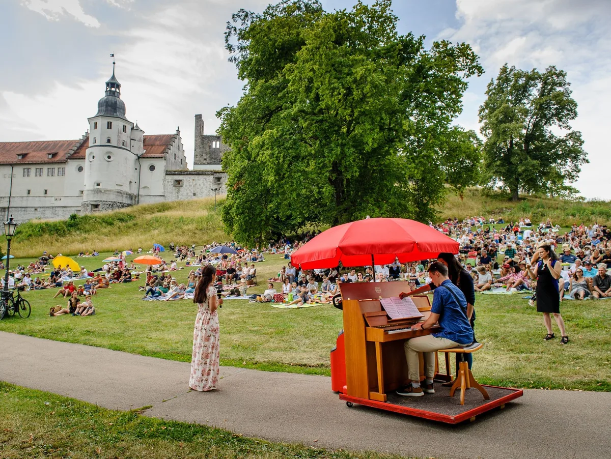 Theater, Musik und Leckereien – das präsentiert die Schlossbergtafel der Opernfestspiele Heidenheim am 5. Juli. Theater, Musik und Leckereien – das präsentiert die Schlossbergtafel der Opernfestspiele Heidenheim am 5. Juli.
