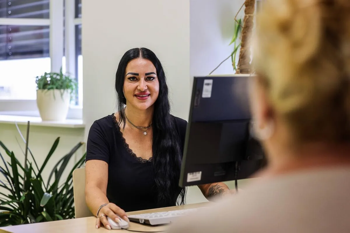 Als Mitarbeiterin im Jobcenter begleitet Anja Benz-Demirtas Menschen auf ihrem Weg in eine neue berufliche Zukunft. Dass sie deren Sorgen nachvollziehen kann, hat auch mit ihrer eigenen Geschichte zu tun.