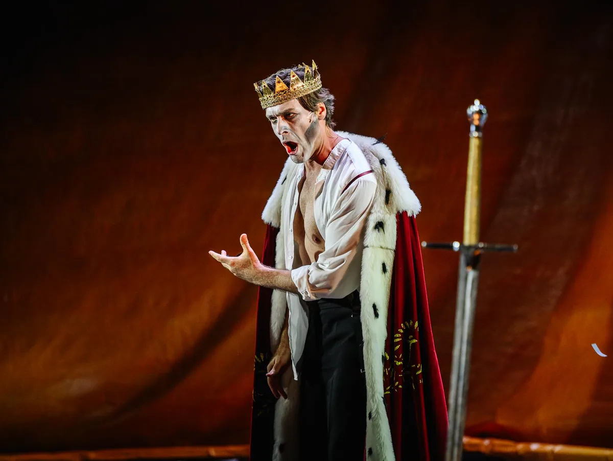 Macbeth im königlichen Hermelinmantel: bei den Opernfestspielen Heidenheim gespielt von Thomas Weinhappel. Macbeth im königlichen Hermelinmantel: bei den Opernfestspielen Heidenheim gespielt von Thomas Weinhappel.