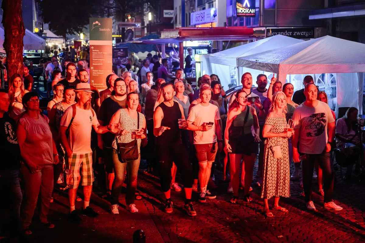 Das Publikum hat beim Heidenheimer Straßenfest eine große Auswahl an Bands und Vorführungen.