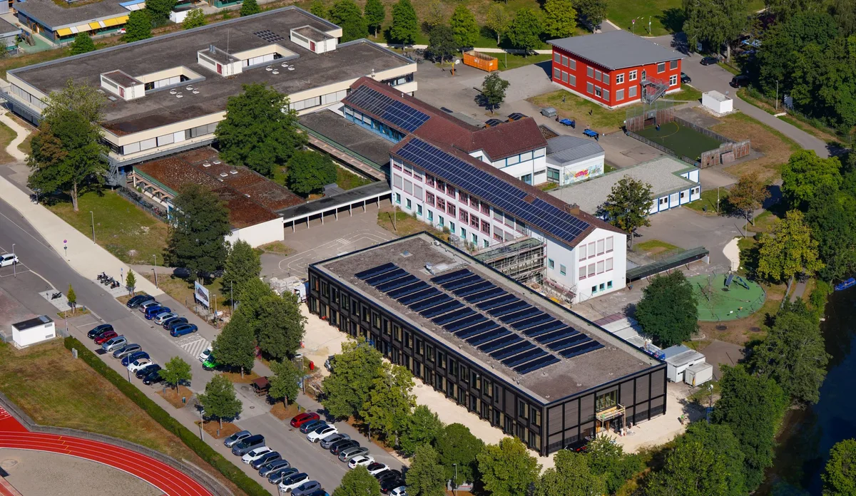Die Arbeiten im Inneren der neuen Grundschule (im Vordergrund) sind die Arbeiten nahezu abgeschlossen. 