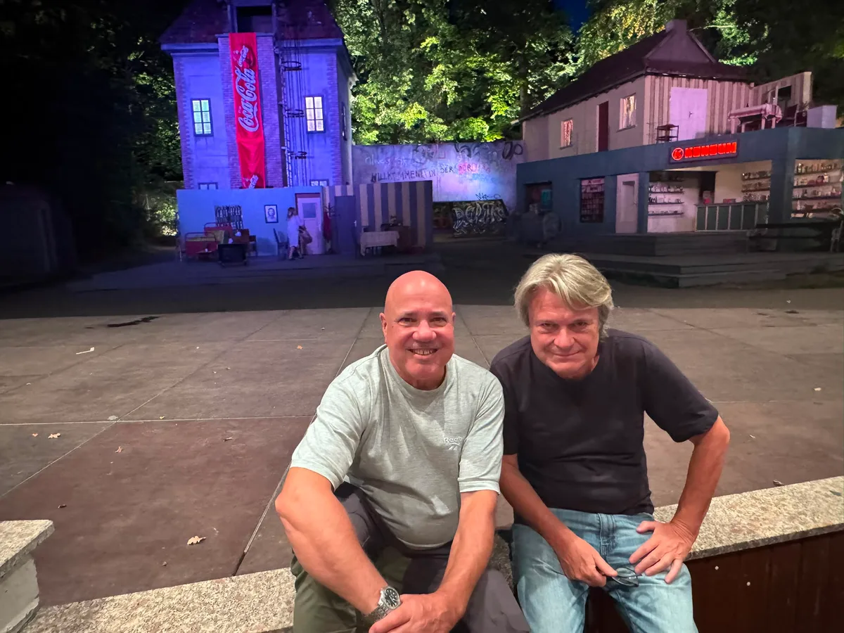 Vor der Kulisse von „Good Bye, Lenin“ im Naturtheater Heidenheim: Regisseur Stephan Fritz (links) und Autor Bernd Lichtenberg.