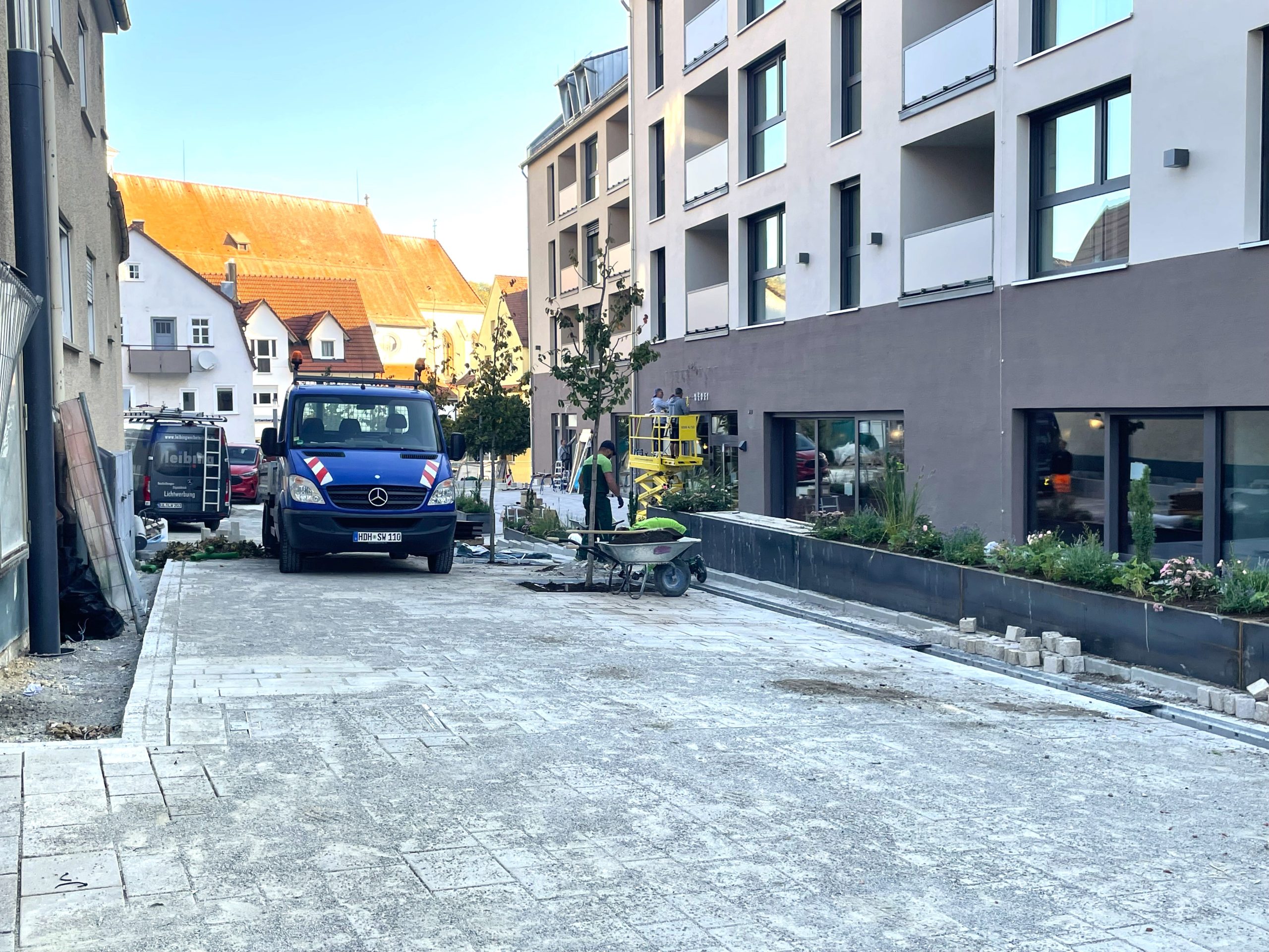 Der südliche Bereich der Kirchgasse, zur Marktstraße hin, ist schon weitgehend fertiggestellt, auch die Bäume wurden gepflanzt.
