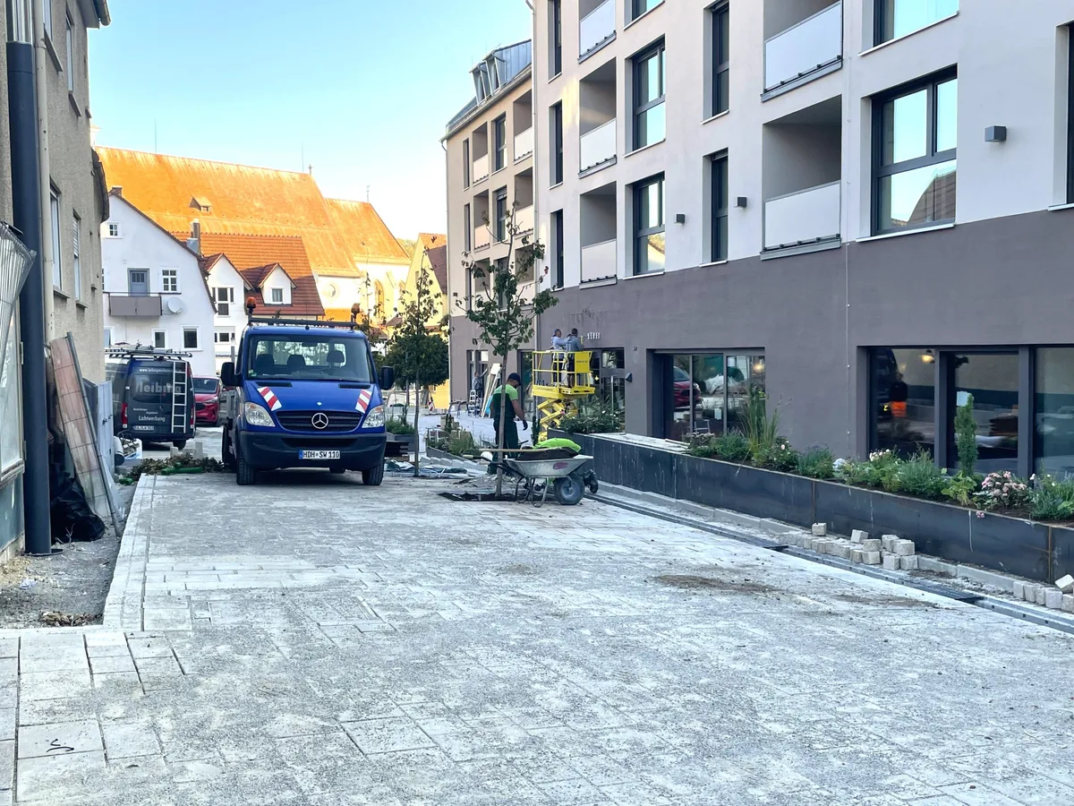 IMG_1765 Der südliche Bereich der Kirchgasse, zur Marktstraße hin, ist schon weitgehend fertiggestellt, auch die Bäume wurden gepflanzt.
