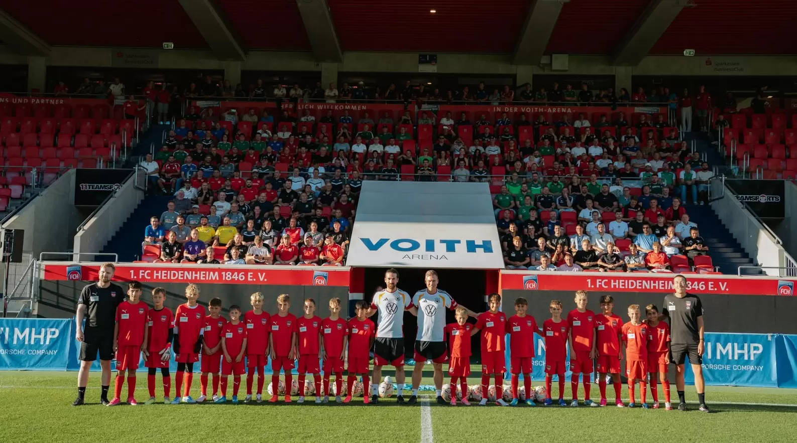 Mit der U12 des FCH: Daniel Stredak (weißes Shirt, links) und Hannes Wolf zeigten die Ideen des DFB für erfolgreichen Jugendfußball auf. 