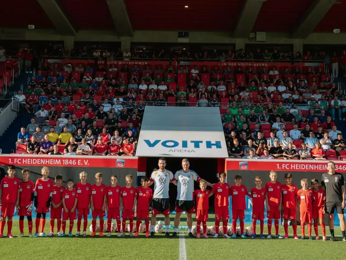 Hannes Wolf Mit der U12 des FCH: Daniel Stredak (weißes Shirt, links) und Hannes Wolf zeigten die Ideen des DFB für erfolgreichen Jugendfußball auf.