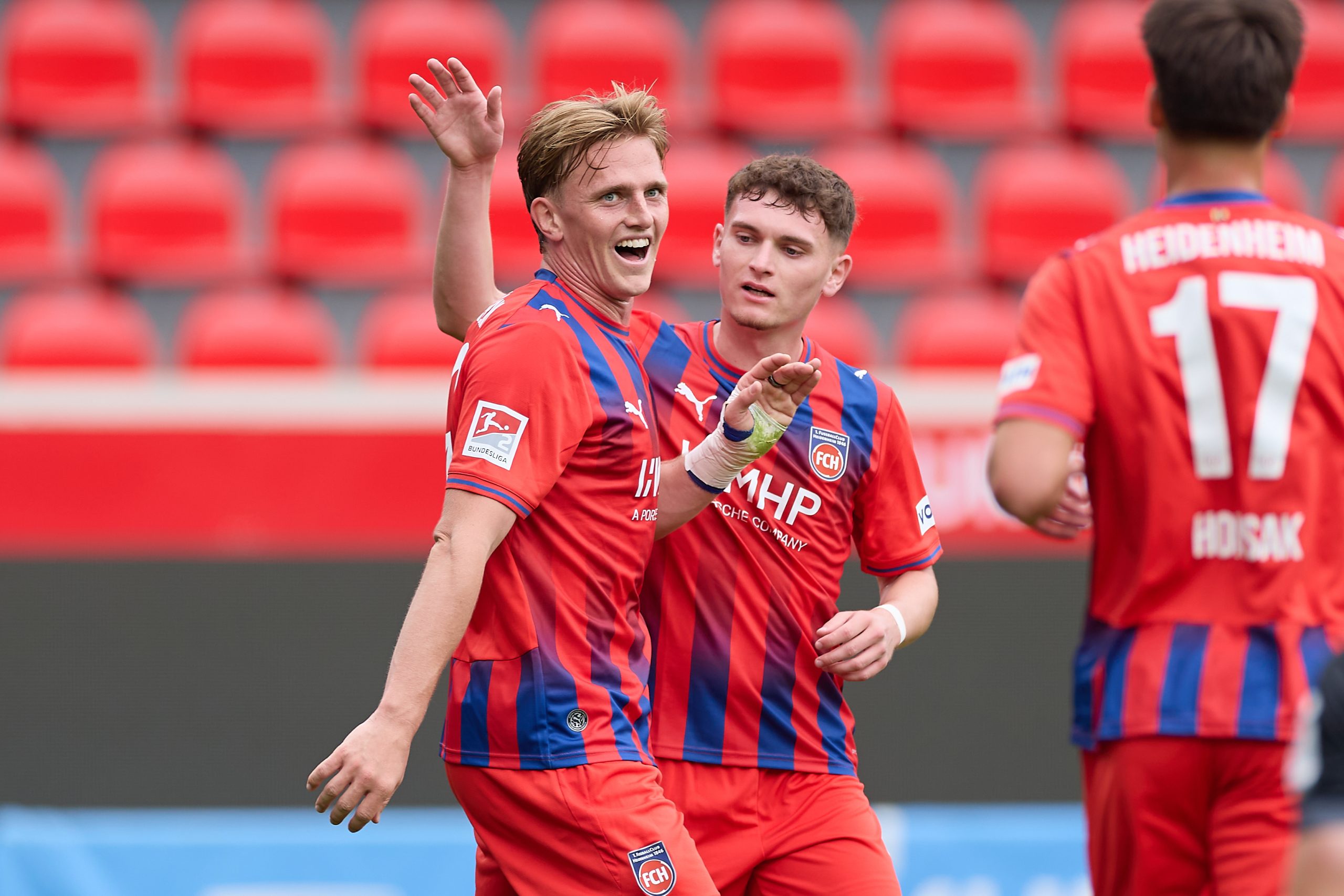 Mikkel Kaufmann (links) und Paul Hennrich sorgten für die Heidenheimer Tore beim 3:1-Sieg gegen Würzburg.