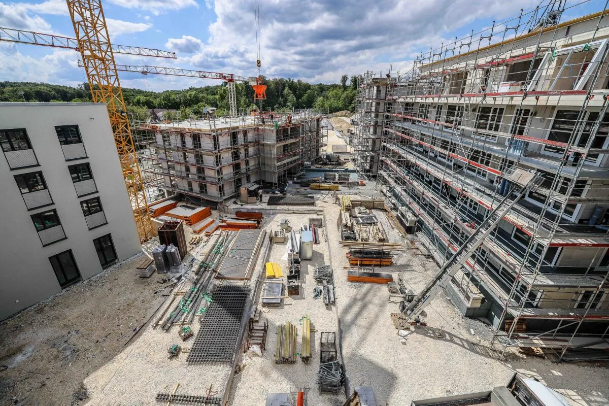 Auf dem Schlosspark-Areal wachsen die Gebäude weiter in die Höhe. Während die beiden ersten schon beinahe bezugsfertig wirken, läuft an anderen noch der Rohbau.