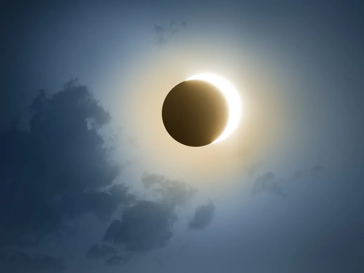Sonnenfinsternis Eine partielle Sonnenfinsternis wird am Mittwoch, 12. August, zu sehen sein. Auch die Fußballer aus dem Bezirk Ostwürttemberg sind davon betroffen.