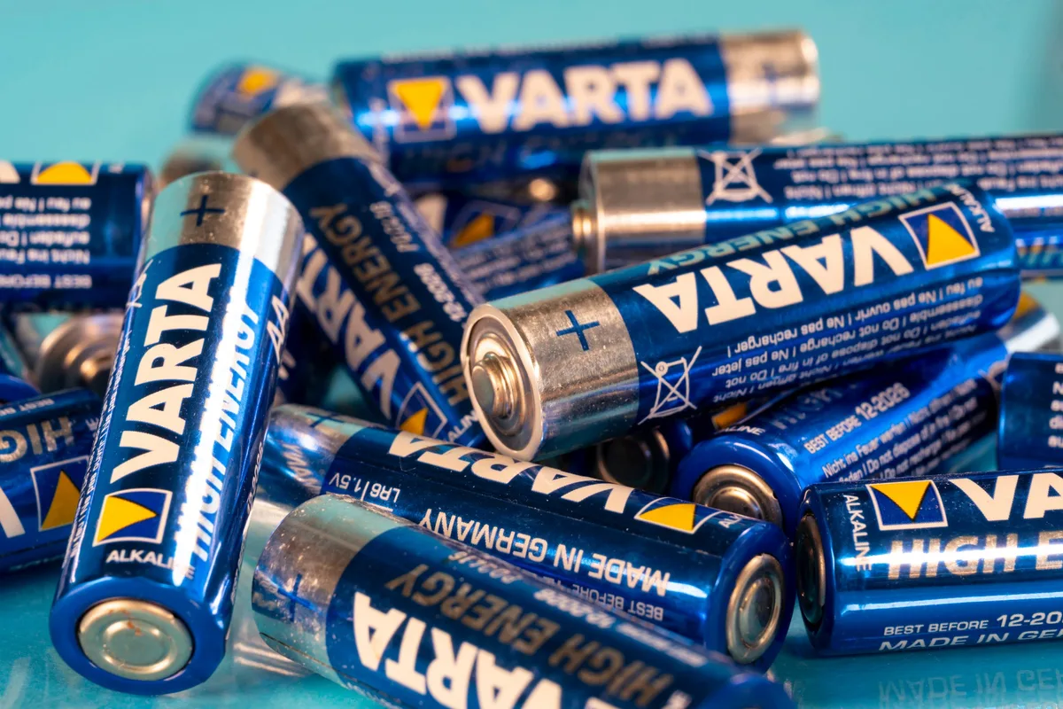 Sind Batterien von Varta auf dem europäischen Markt gegenüber chinesischen Produkten benachteiligt? Mit dieser Frage befasst sich jetzt die EU-Kommission.