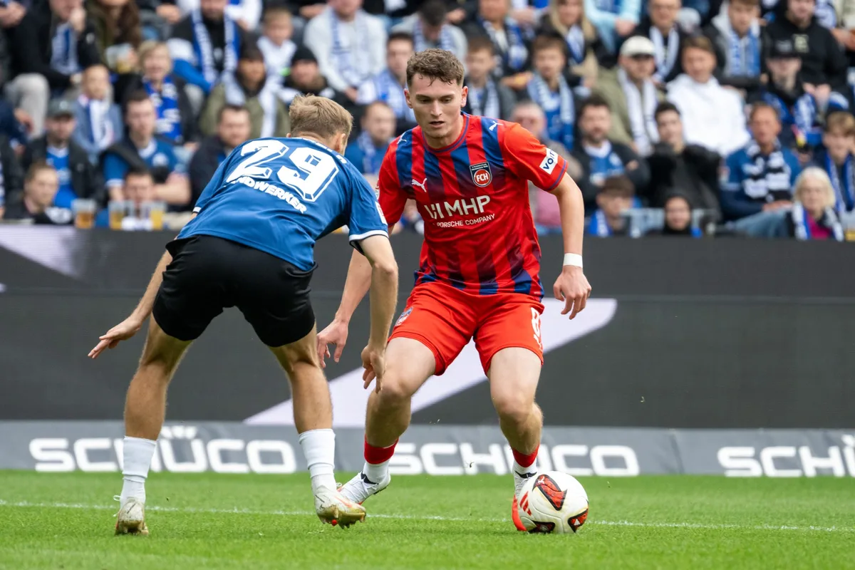 DSC Arminia Bielfeld vs. 1. FC Heidenheim 1846, Fussball, 2. Liga, 06. Spieltag, Saison 2026/2027, 20.09.2026 Paul Hennrich im Zweikampf mit dem Bielefelder Tim Handwerker.