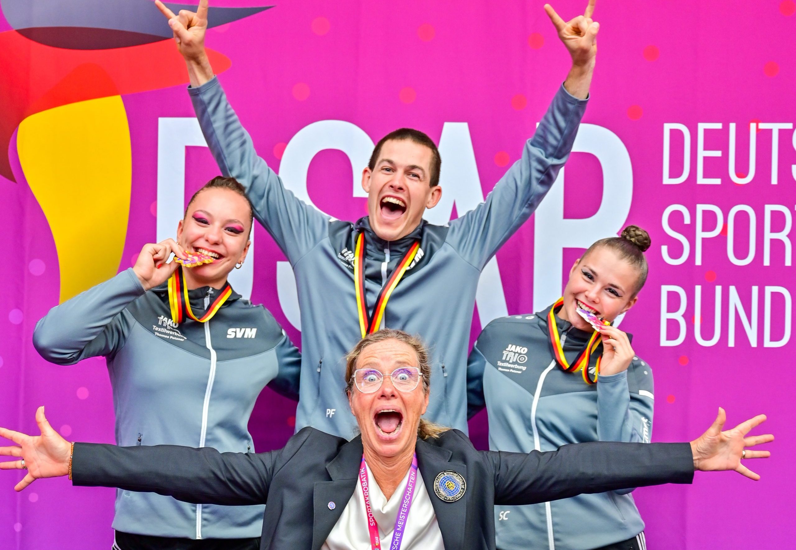 Das erfolgreiche SVM-Aufgebot mit (hinten von links) Finia Falch, Holger Ebhart und Nancy Seidel sowie vorn Kampfrichterin Stefanie Caro Ortiz.