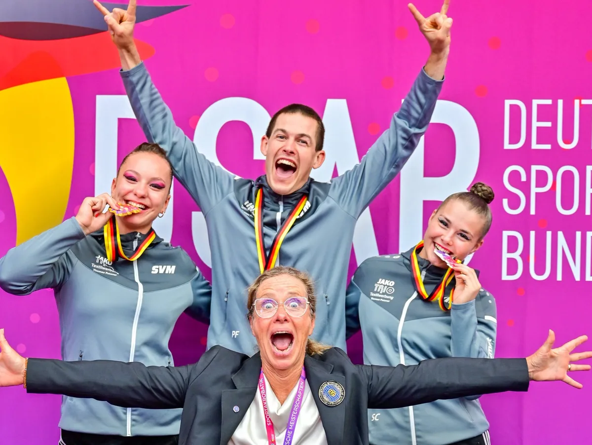 DM 2026 Gruppe online Das erfolgreiche SVM-Aufgebot mit (hinten von links) Finia Falch, Holger Ebhart und Nancy Seidel sowie vorn Kampfrichterin Stefanie Caro Ortiz.