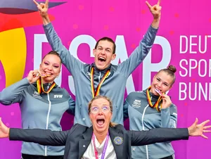 DM 2026 Gruppe online Das erfolgreiche SVM-Aufgebot mit (hinten von links) Finia Falch, Holger Ebhart und Nancy Seidel sowie vorn Kampfrichterin Stefanie Caro Ortiz.