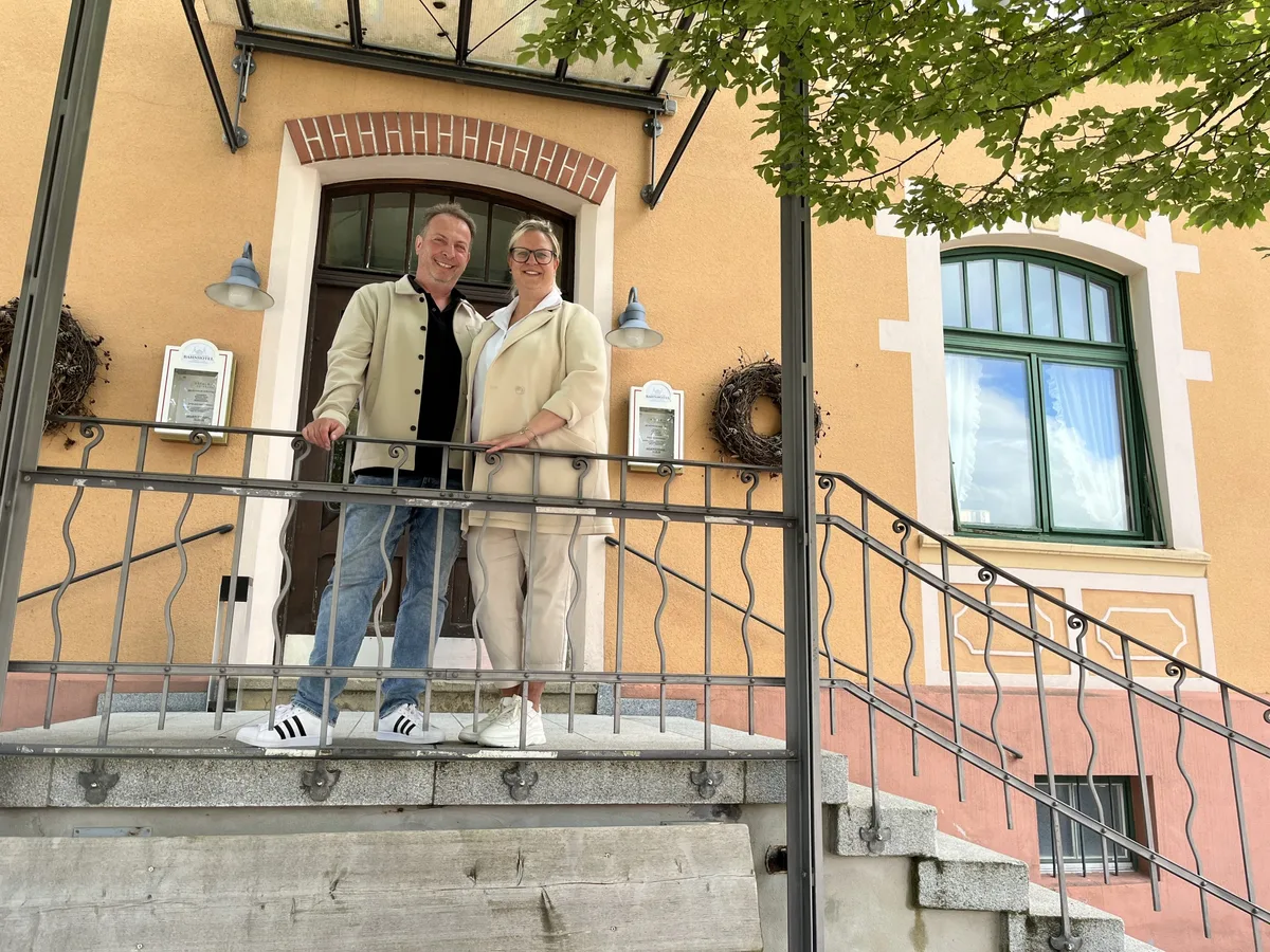 Frank und Vera Hensel vor dem Gerstetter Bahnhotel, das sie in Zukunft noch öfter aufsuchen werden.