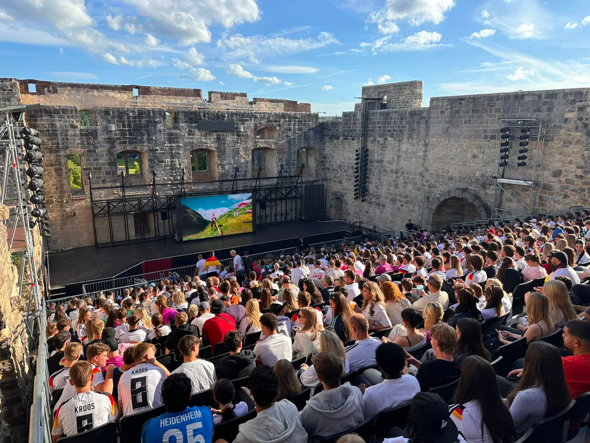 Volles Haus: Zum ersten Public Viewing im Heidenheimer Schloss kamen mehr als die zulässigen 750 Gäste. 