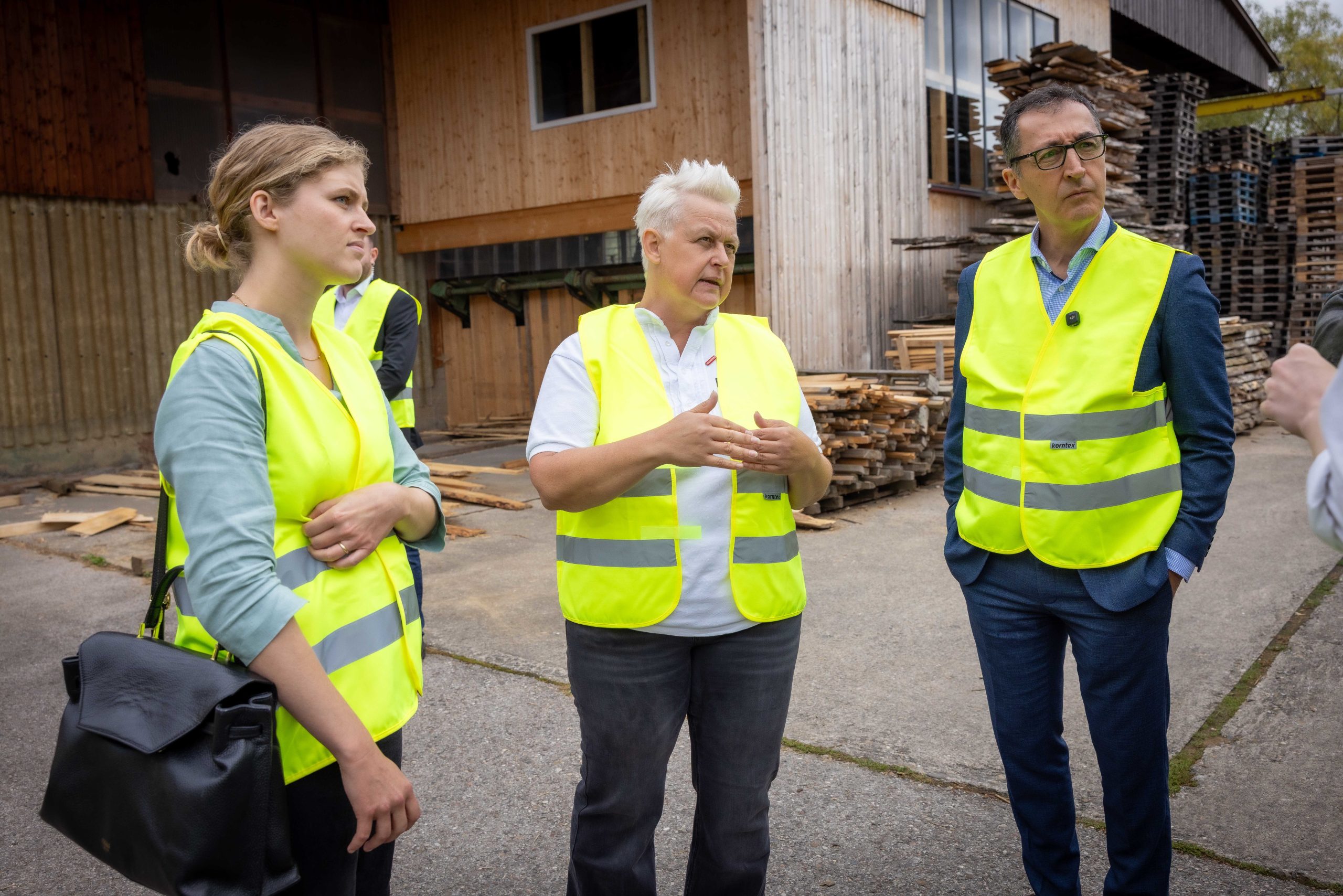 Clara Resch MdL und Ministerpräsident Cem Özdemir beim Besuch im Betrieb der Handwerkspräsidentin Katja Maier (Mitte).