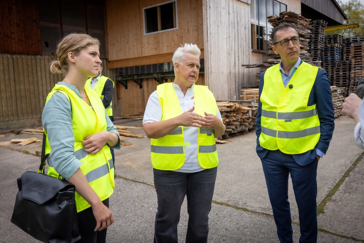 Clara Resch MdL und Ministerpräsident Cem Özdemir beim Besuch im Betrieb der Handwerkspräsidentin Katja Maier (Mitte).