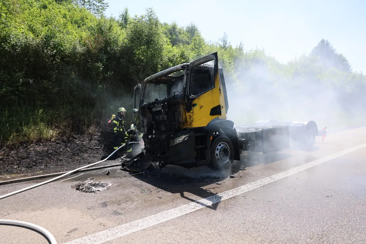 Lkw auf der A7 bei Heidenheim stand im Vollbrand.