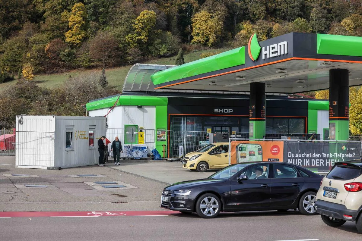 Nattheim, Tankstelle, HEM, Kasse, Container, Die Nattheimer Hem-Tankstelle ist wieder geöffnet – mit der Kasse im Container.