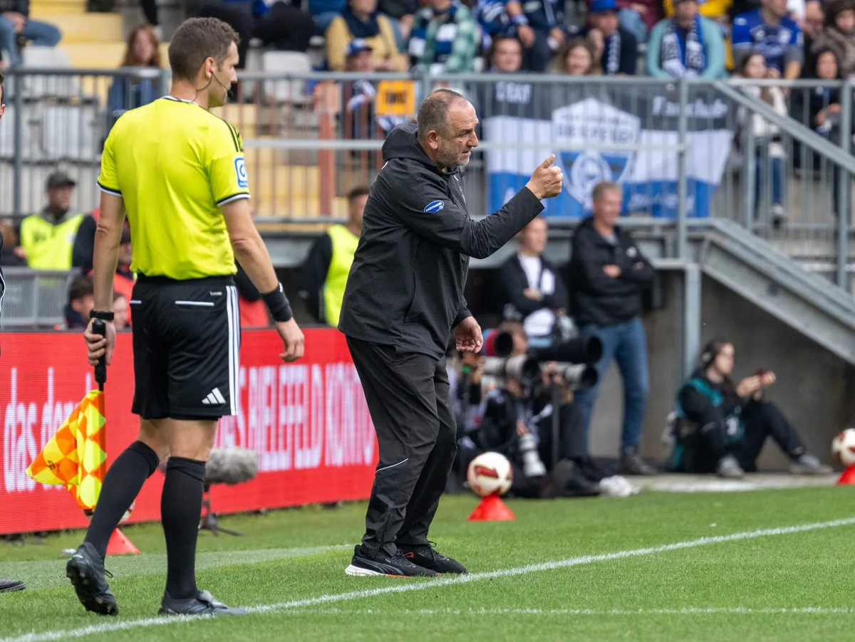 DSC Arminia Bielfeld vs. 1. FC Heidenheim 1846, Fussball, 2. Liga, 06. Spieltag, Saison 2026/2027, 20.09.2026 Daumen hoch: Die Heidenheimer zeigen, dass auch ohne einen Trainerwechsel auf eine schwierige sportliche Situation reagiert werden kann.