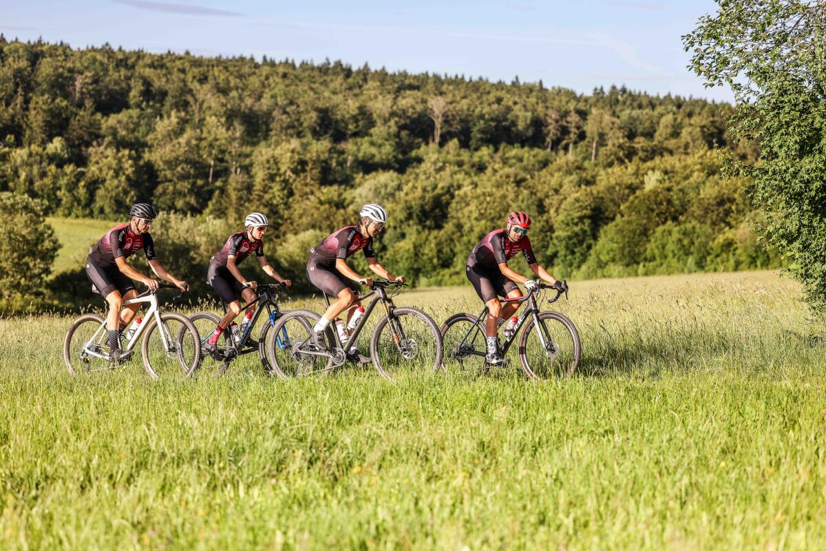 Auf der Strecke beim 6. Härtsfeld MTB & Gravel Race lohnt sich der Blick nach links und rechts. Am Anstieg der „Fanmeile“ sollten die Kräfte gut eingeteilt werden, aber auch Zeit für das Genießen der Natur und der Atmosphäre bleiben.