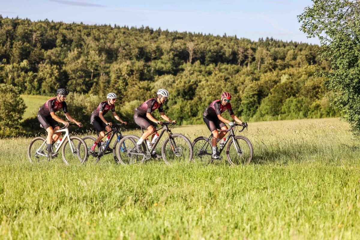 Auf der Strecke beim 6. Härtsfeld MTB & Gravel Race lohnt sich der Blick nach links und rechts. Am Anstieg der „Fanmeile“ sollten die Kräfte gut eingeteilt werden, aber auch Zeit für das Genießen der Natur und der Atmosphäre bleiben.