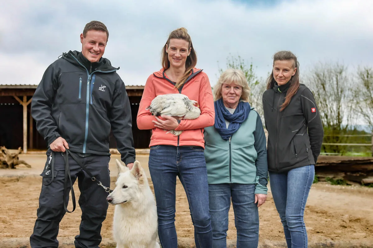Pointer-Ranch Auernheim ist Geschichte, Schrezheim ist nun das neue Zuhause von Rebecca Kelly und Nico Fröhlich und Team Das Team der Pointer-Ranch ist voller Vorfreude auf den besonderen Weltkindertag. Hier zu sehen kurz nach dem Umzug nach Schrezheim im Frühjahr dieses Jahres: Nico Fröhlich, Rebecca Kelly, Bettina Schätzel und Pia Bläßing-Braun.