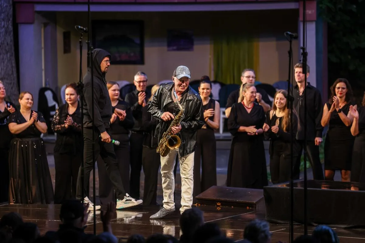 Ein großes Ensemble sorgte für musikalische Vielfalt. Hier auf der Bühne Matthias Wagner (links, mit Mikrofon), Lee Mayall (am Saxofon) und der 50-köpfige Chor.