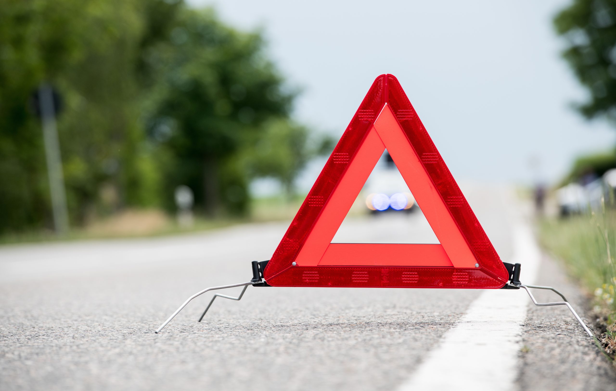 Ein Warndreieck weist auf einen Unfall hin, Symbolfoto. 