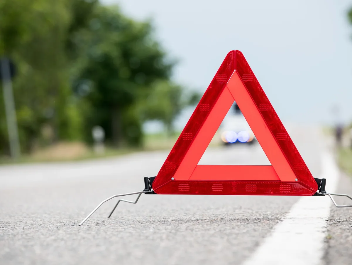 Warndreieck Ein Warndreieck weist auf einen Unfall hin, Symbolfoto.