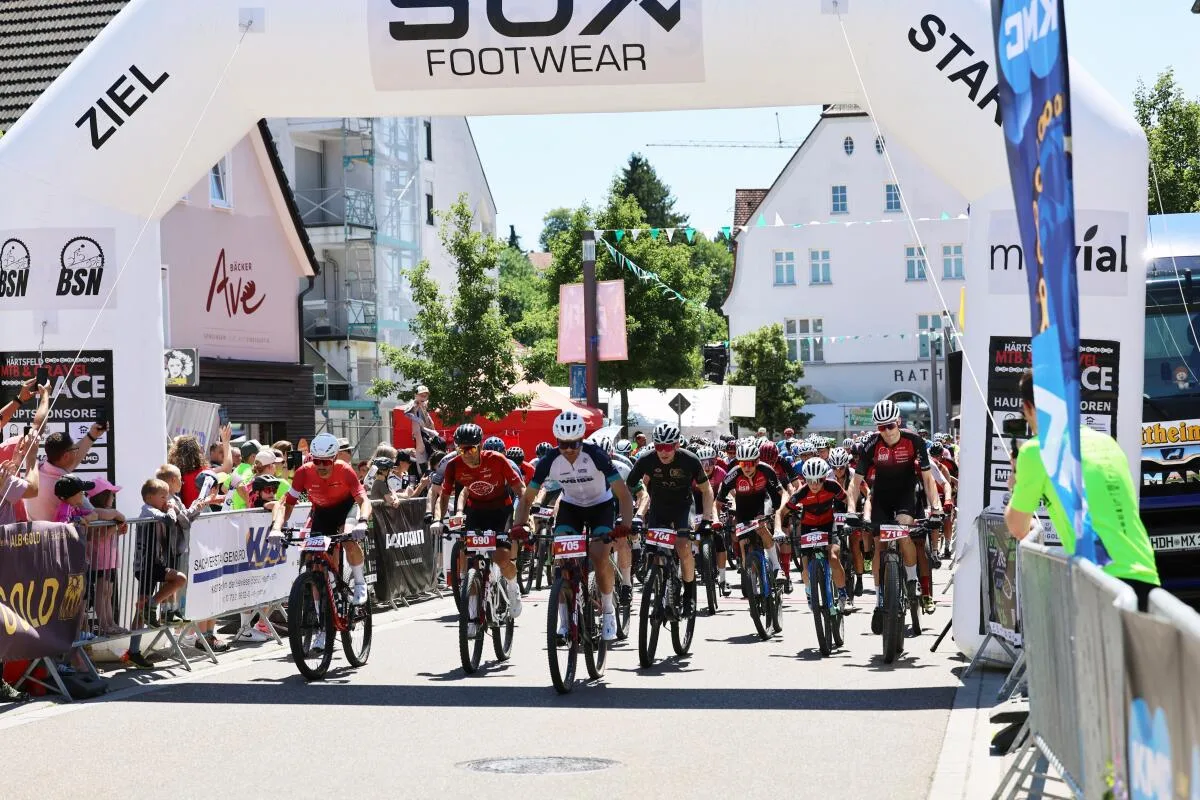 Mit kräftigen ersten Tritten starteten die Fahrerinnen und Fahrer auf dem Mountainbike auf die abwechslungsreiche Strecke.