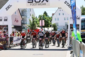Radsport 6. Härtsfeld MTB & Gravel Race in Nattheim Mit kräftigen ersten Tritten starteten die Fahrerinnen und Fahrer auf dem Mountainbike auf die abwechslungsreiche Strecke.