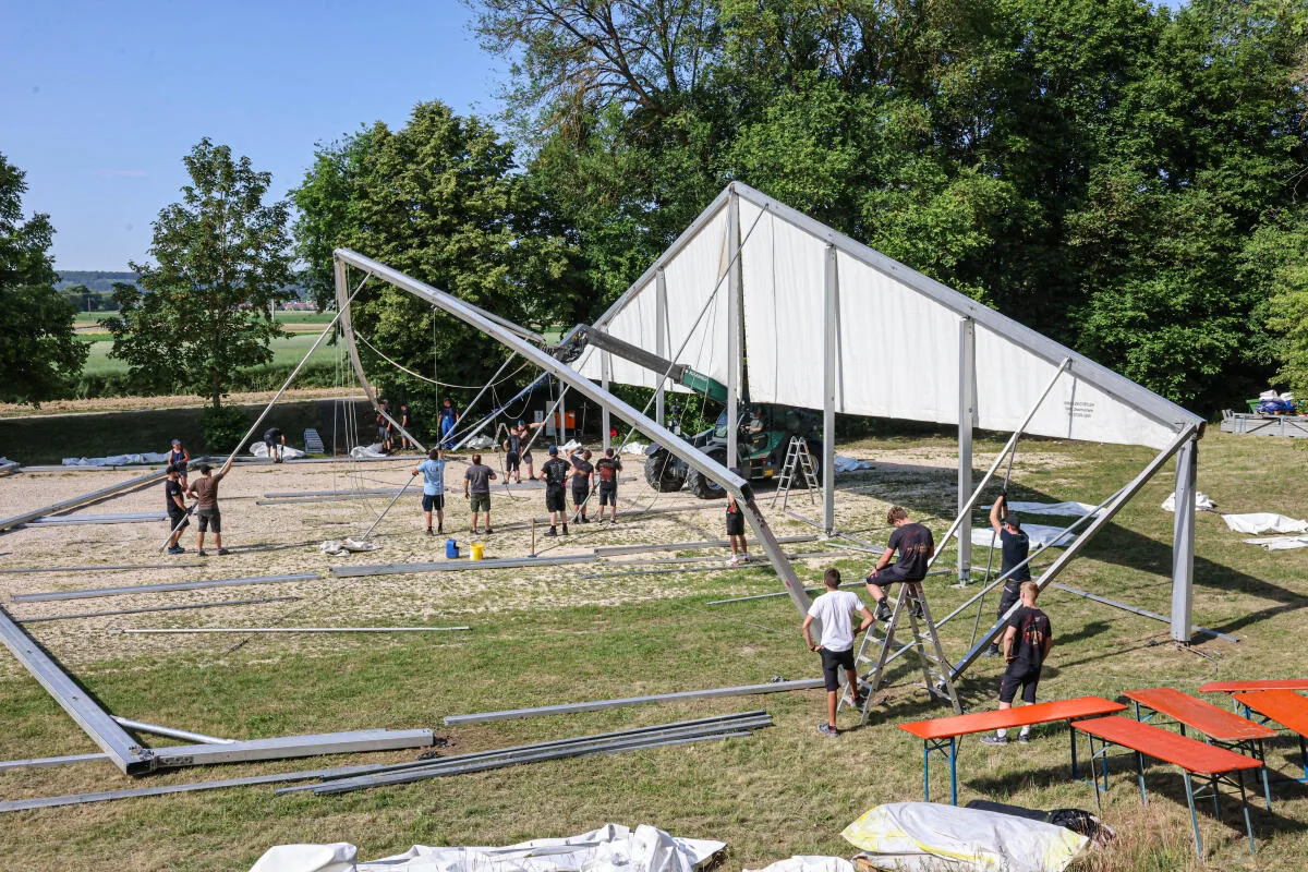 Eingespieltes Team: Am Samstag wurde das Festivalzelt aufgebaut, in dem zwei Tage lang die zehn Bands spielen werden.