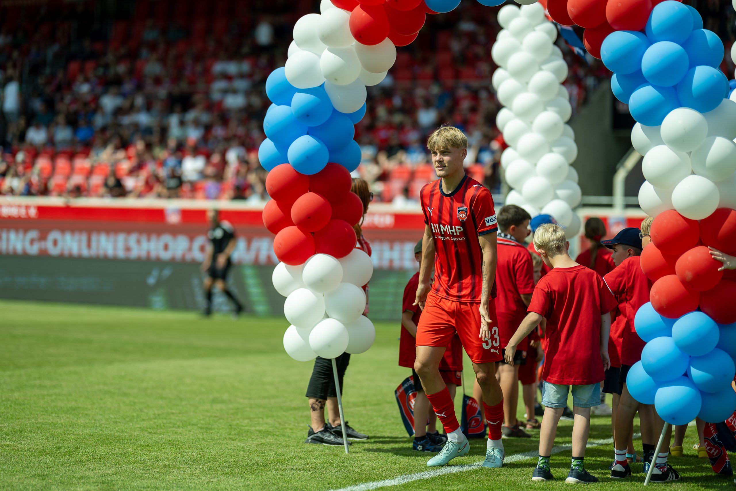 Große Bühne: Nick Rothweiler bei der Vorstellung der Mannschaft des 1. FC Heidenheim im Rahmen des Max-Liebhaber-Pokals im August 2025.