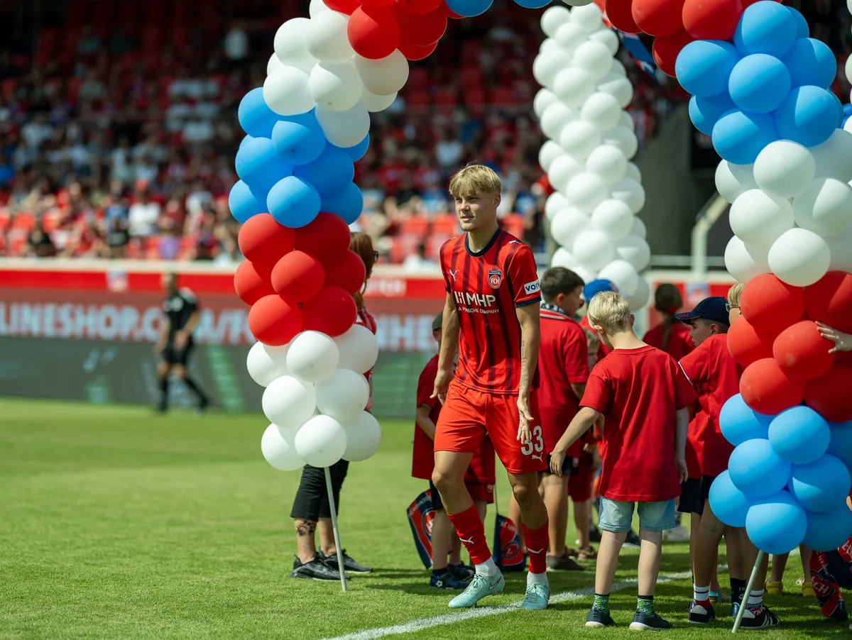 Große Bühne: Nick Rothweiler bei der Vorstellung der Mannschaft des 1. FC Heidenheim im Rahmen des Max-Liebhaber-Pokals im August 2025.