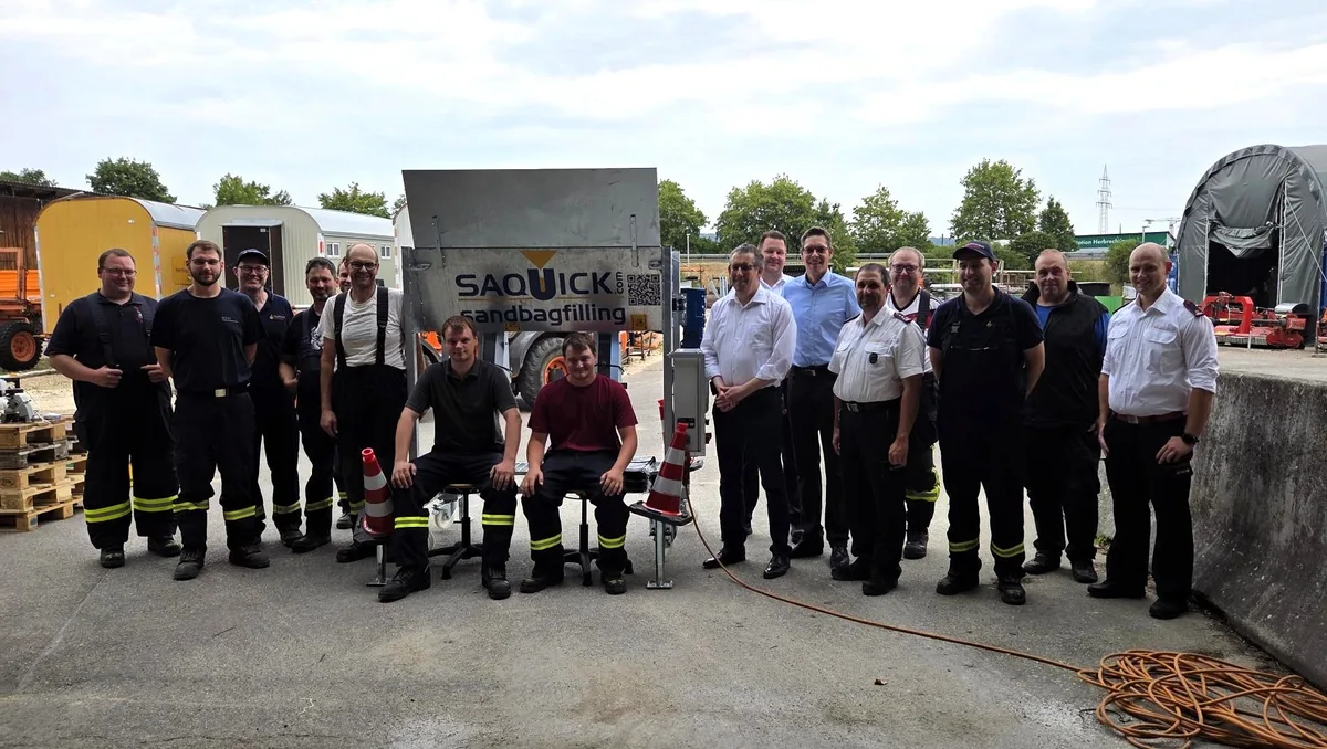 Landrat Peter Polta, Bürgermeister Daniel Vogt, Bauhofleiter Benjamin Schwarz sowie Vertreter der Kreisfeuerwehr, der Feuerwehr Herbrechtingen sowie der Abteilungen Bissingen und Hausen bei der Vorstellung der Sandsack-Füllmaschine.