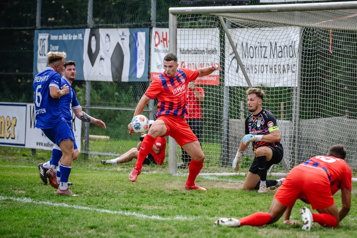 Voller Einsatz von Mathias Wittek (Mitte) - ob das auch für eine Empfehlung bei der Zweitliga-Truppe von Frank Schmidt gereicht hat?