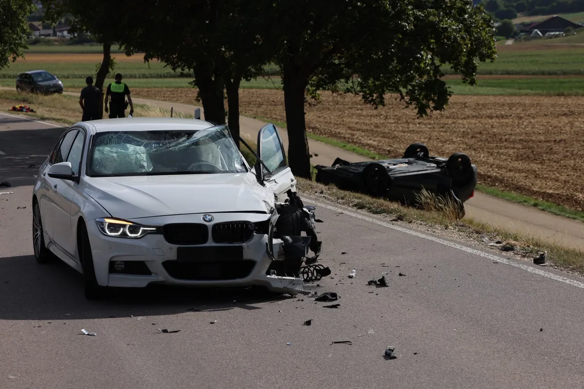 Ein BMW und ein VW wurden bei dem Unfall am Donnerstagnachmittag schwer beschädigt. Die Fahrer kamen mit leichten Verletzungen davon.
